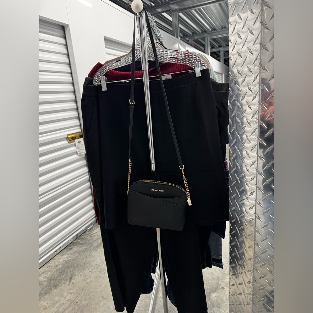 Michael Kors | Crossbody with Chain Detail in Black